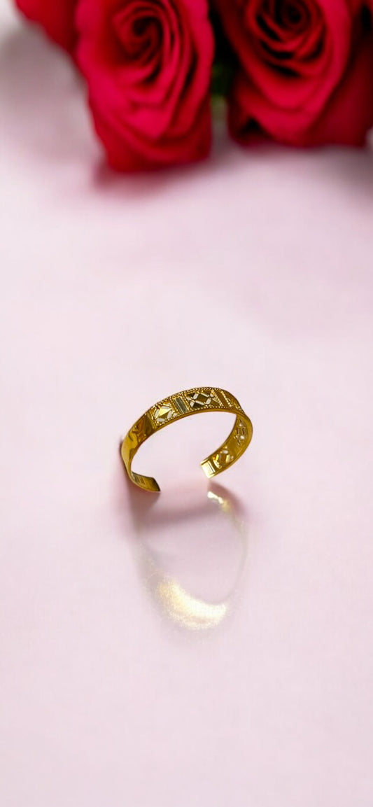 21k Pretty Petite Ring