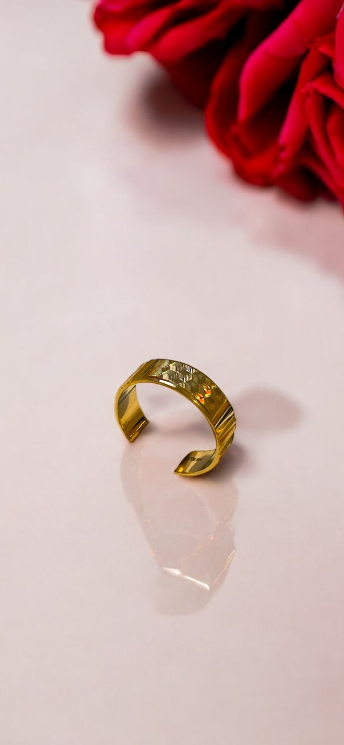 21k Elegant Sparkle Ring